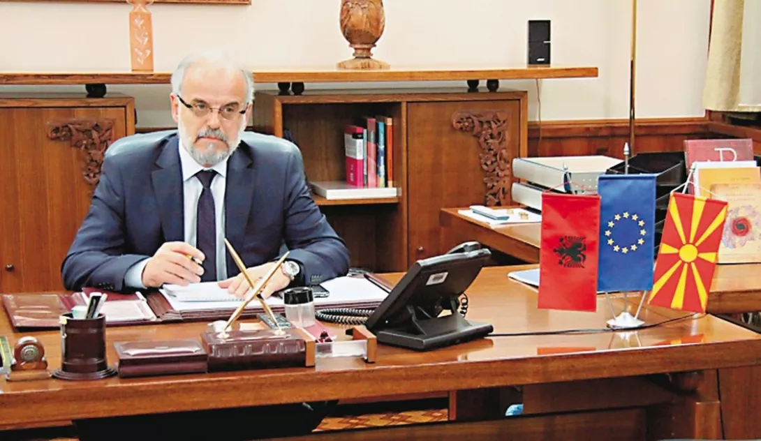 Çështja e Flamurit në zyrë dhe aspiratat etnike të Talat Xhaferrit