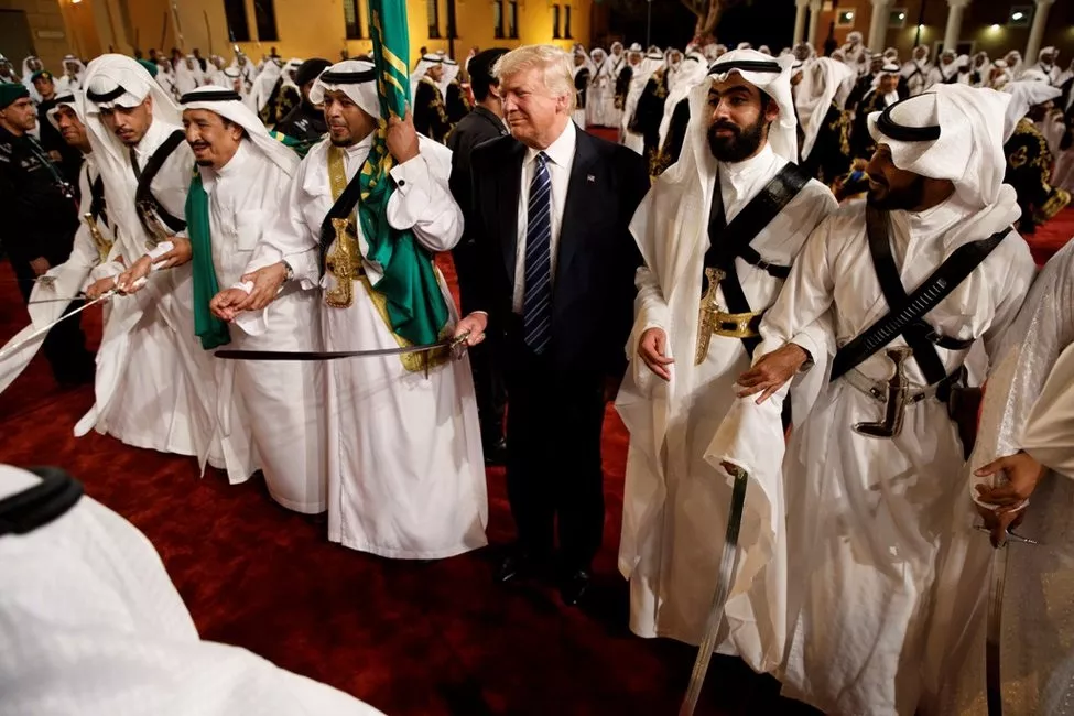 Trump feston marrëveshjen me Arabinë Saudite me vallen e shpatave
