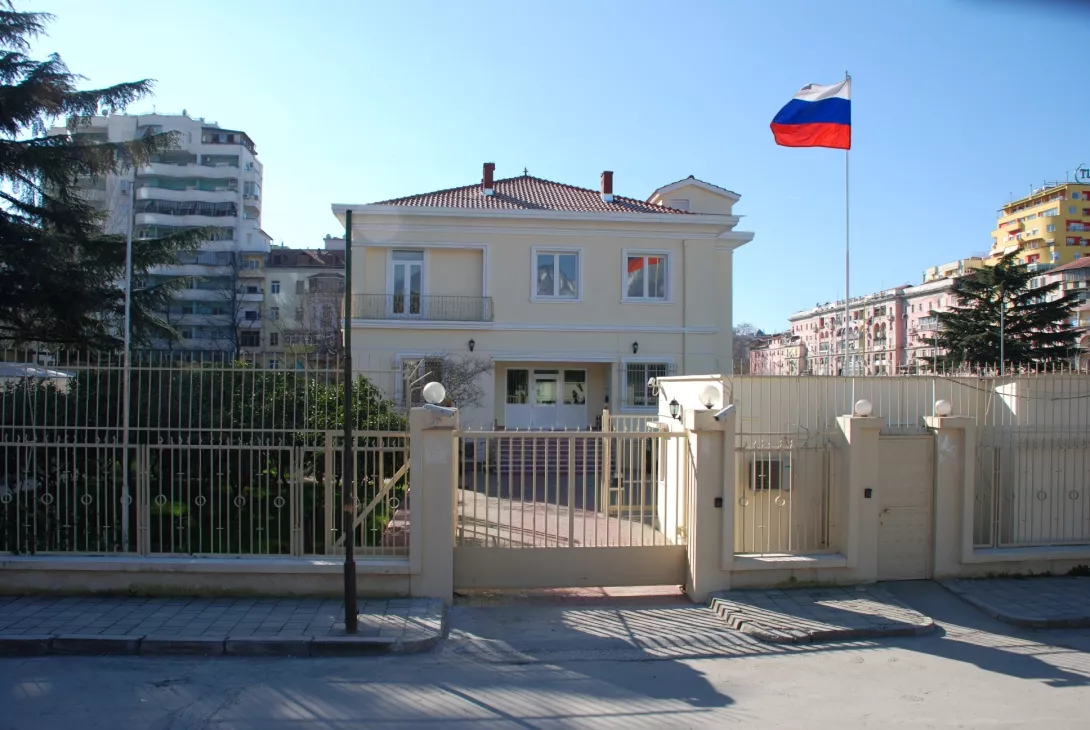 Ambasada ruse përgënjeshtron lajmet për blerjen e mediave në Shqipëri