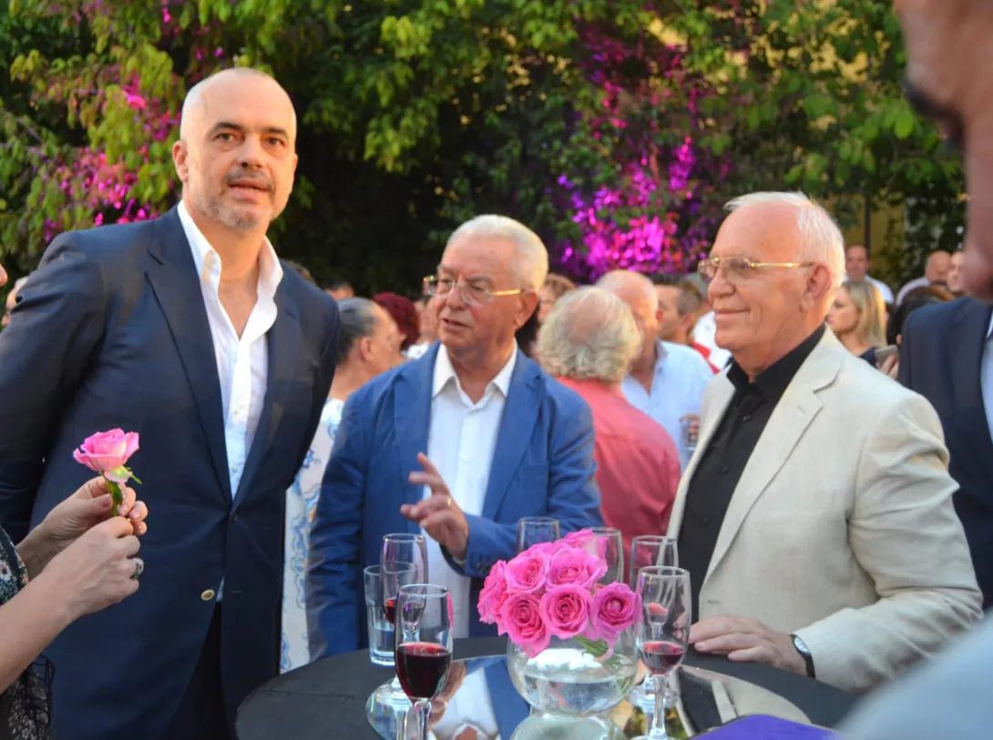 Profesori bën shërbimin e fundit me një shantazh alla PS