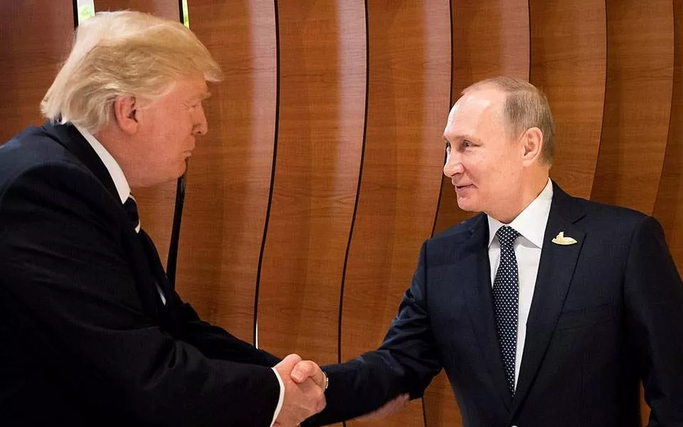 Shtrëngim historik duarsh mes Trump e Putin (Video)