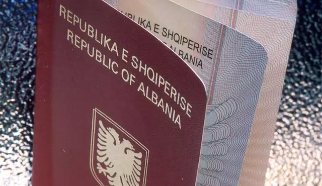 Një spektakël politik që nuk i shton asgjë dinjitetit