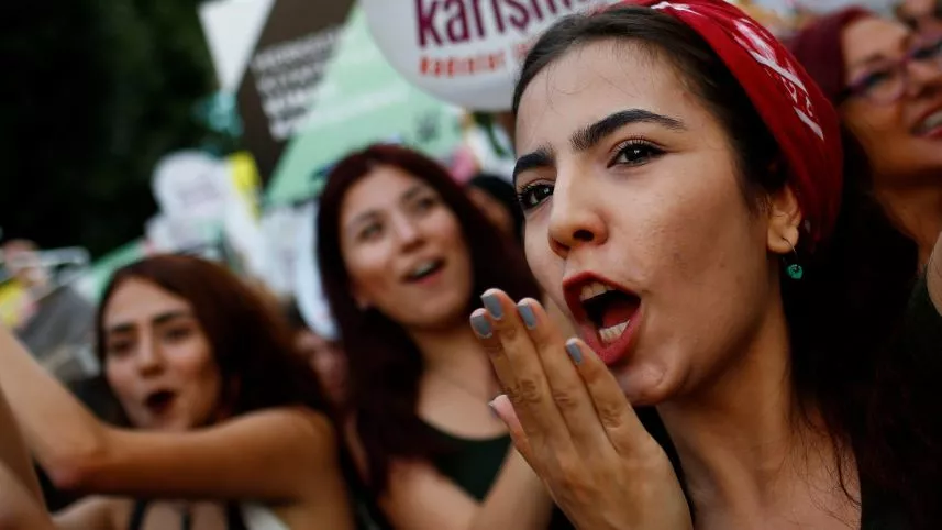 Femrat protestojnë në Izmir, Ankara dhe Stamboll për të drejtat e veshjes