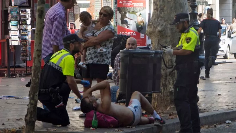 Furgoni mësyn turmën në Barcelonë, të paktën 1 i vdekur dhe 32 të lënduar