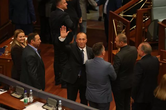 Serbët “dalin kushërinj” me Haradinajn, hyjnë në qeverinë e tij