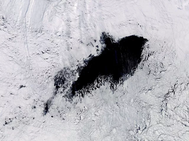 Antarktidë, krijohet një vrimë 80 000km2 në akull