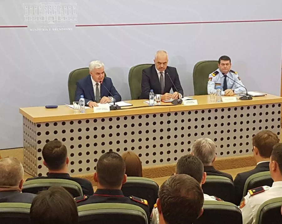 Njëri gozhdës, tjetri patkoit: "Policia sulmohet nga mediat". Ministri: "Vetting policisë nga të inkriminuarit"