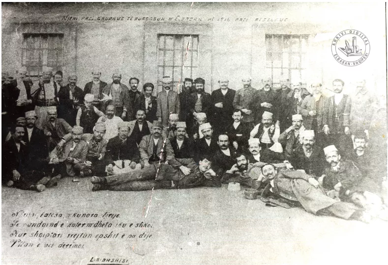 Fotohistori/Pjesëtarë të lëvizjes së Haxhi Qamilit në burgun e Elbasanit(1914)