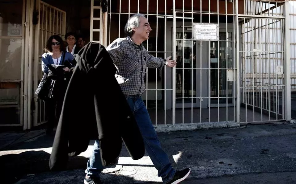Dimitris Koufodinas, anëtari i organizatës "17 nëntori" duke dalë nga burgu i Korydalos