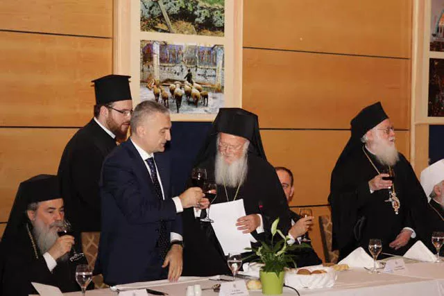 Presidenti i jep nënshtetësinë shqiptare Kryepeshkopit Janullatos