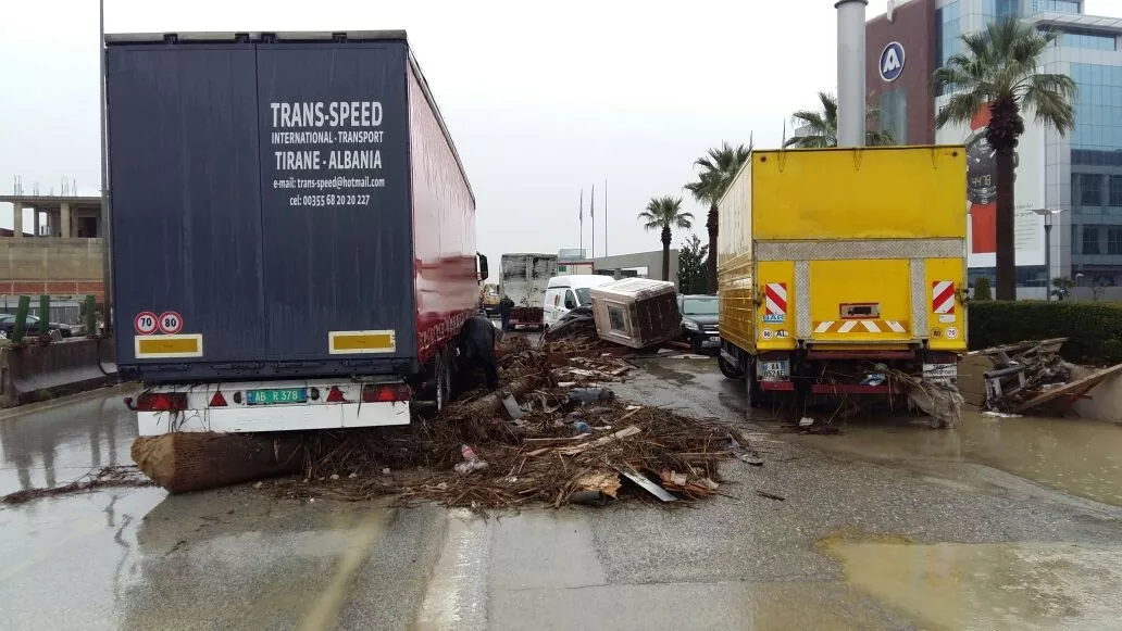 "Autostrada u përmbyt nga hapja e rezervuarit"