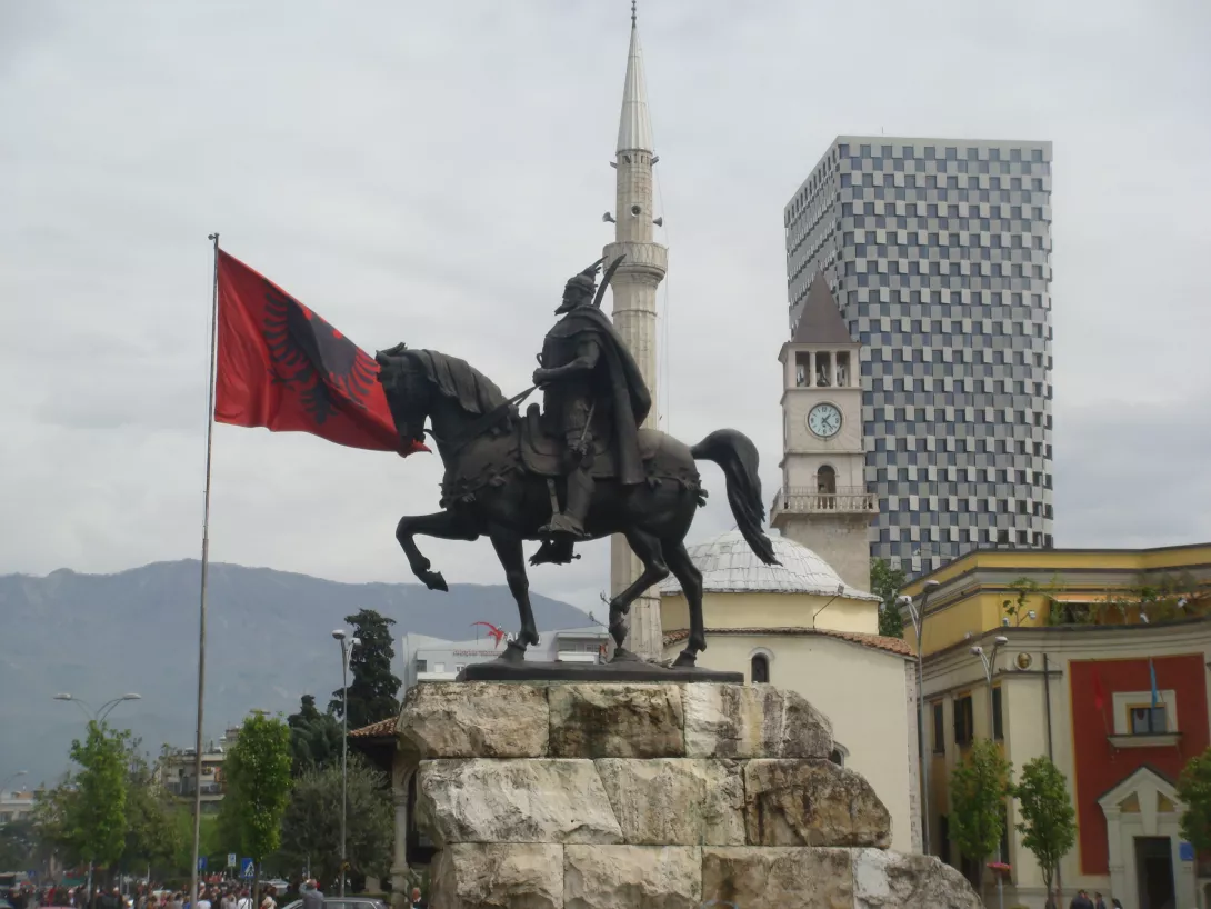 Vasal apo jo? Një debat pa shumë kuptim...