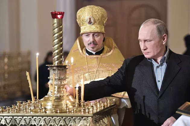 Putin: Drejt njohjes së komunizmit si fe "patriotike"