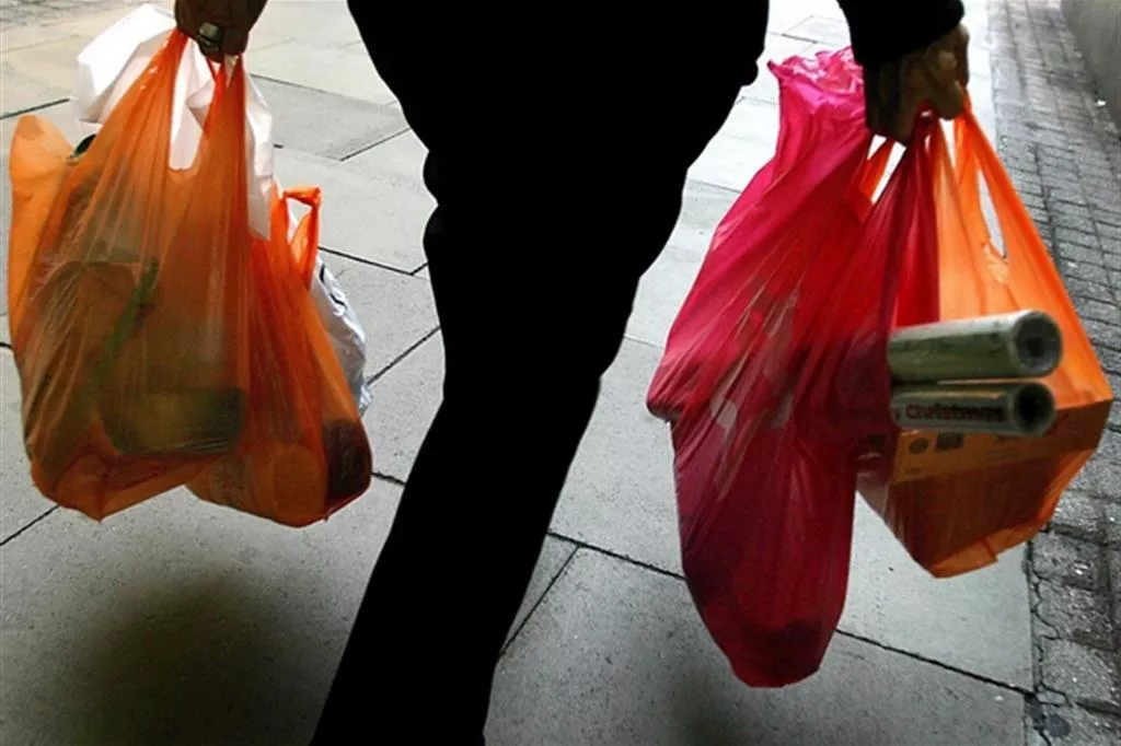 Brexit/BE-ja mendon për rritje të taksës për plastikën dhe ulje të prodhimit