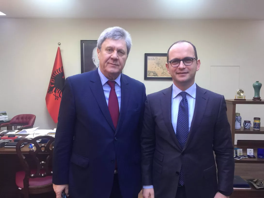 Një debat i munguar për raportet Shqipëri-Rusi
