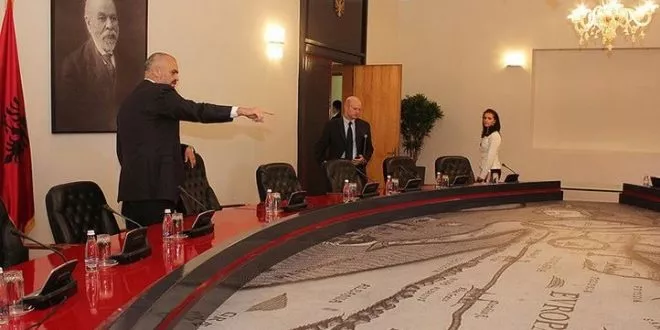 Qeveria kapet gafil me emërimin e drejtorit të shkarkuar të PDIU