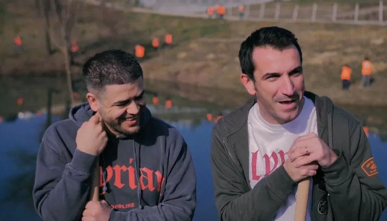 Figurantët e bashkisë Tiranë, Veliaj bën bashkë armët artistike dhe lopatën! (Video)