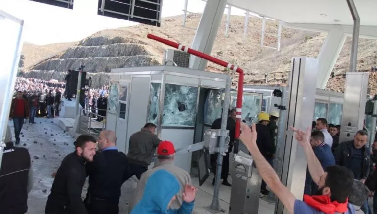 Video/Sulmi mbi kabinat e biletave në Kalimash