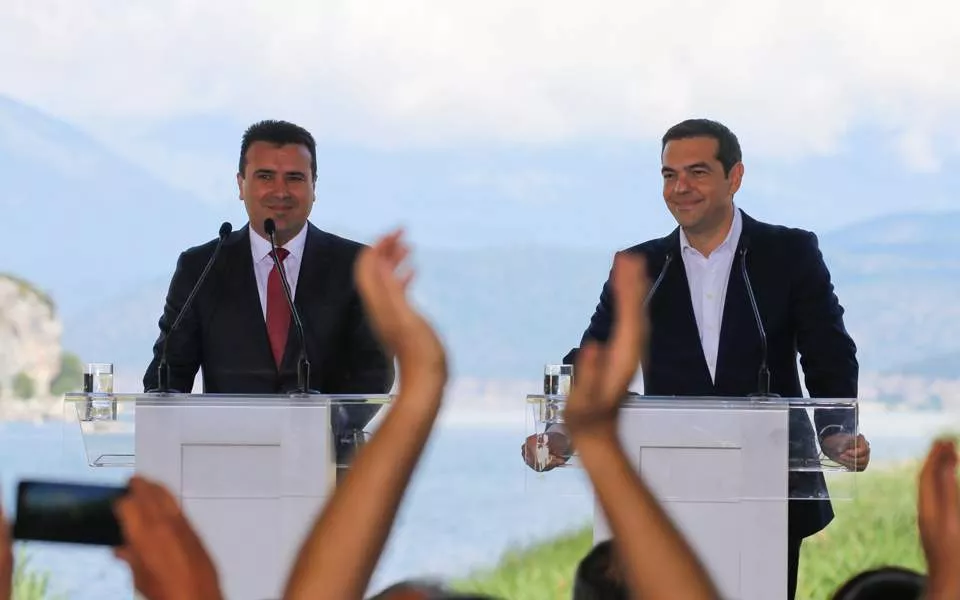 Firmoset marrëveshja për emrin e ri të Maqedonisë
