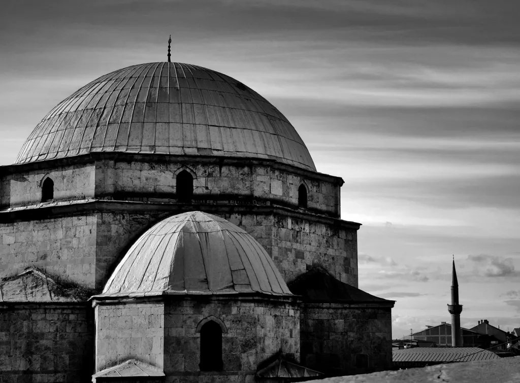 Myslimanizmi në Kosovë dhë tërheqja e Tiranës zyrtare nga integrimi brendakombëtar*