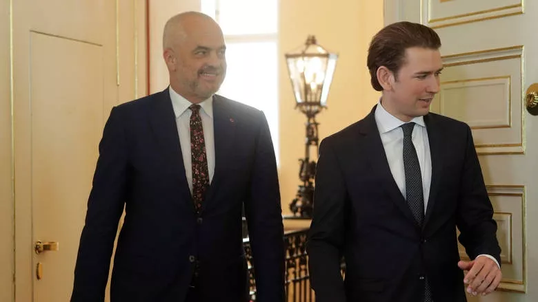 Të thuash "Jo" pa ta kërkuar njeri, esadizmi në versionin zyrtar