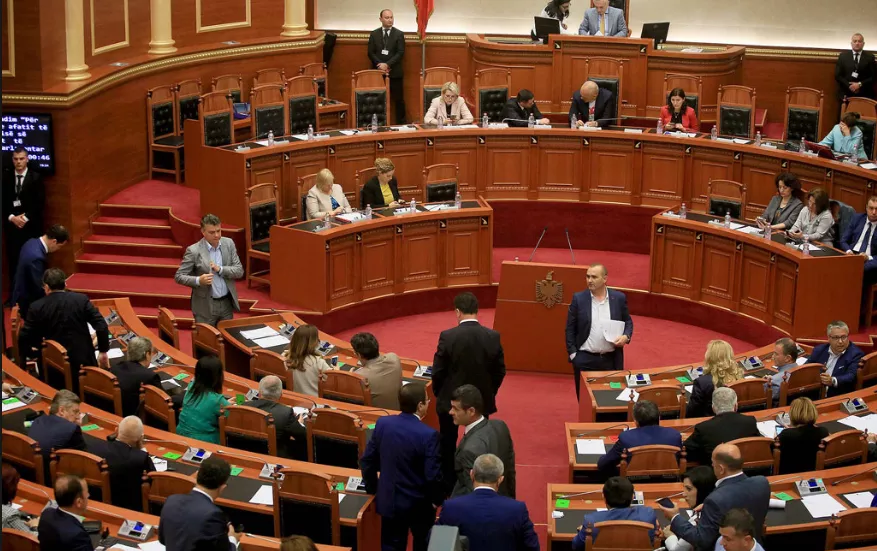 Marrëveshje kushtetuese dhe krijim i qeverisë tranzitore*