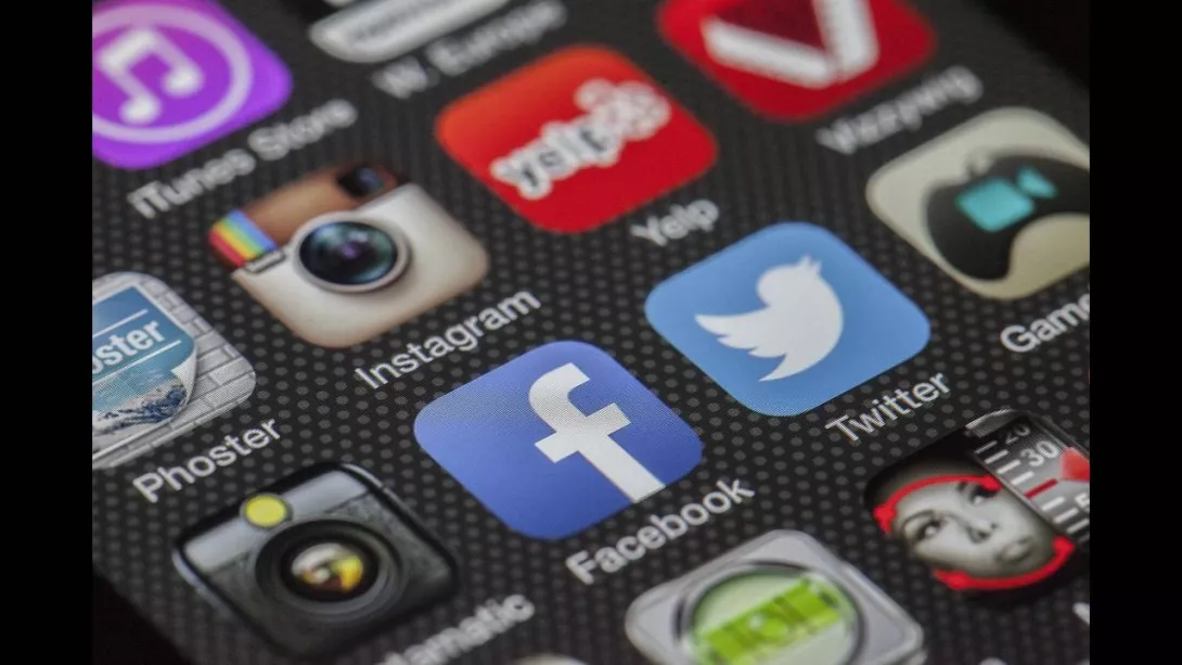 Prindërit e adoleshentes fitojnë betejën me Facebook