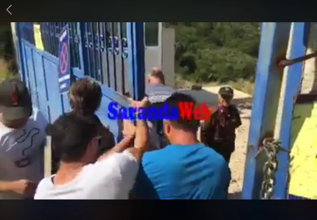 Plaga  e pronave në bregdet, banorë të Nivicës thyejnë rrethimin e plazhit të Kakomesë