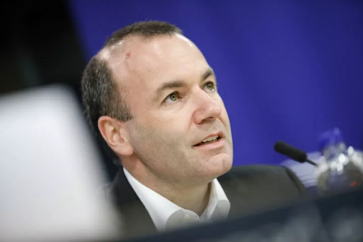 Manfred Weber, Merkel synon kontrollin e Komisionit Europian