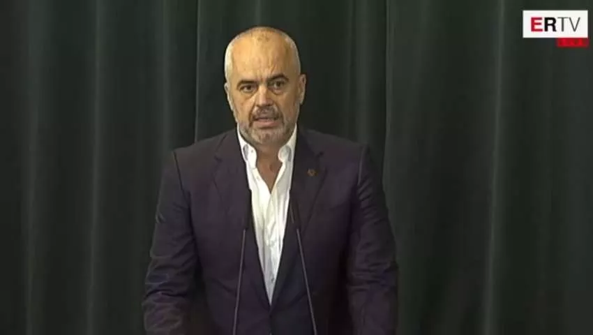 Ansambli i memecëve që mbështetën shembjen e Teatrit