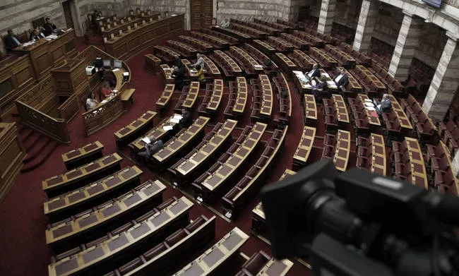 Parlamenti grek "distancohet" nga Kacifa (Video)