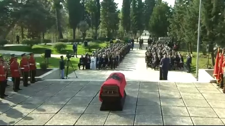 Mit'hat Frashëri dhe epopeja e teserës së partisë që është mbi Shqipërinë