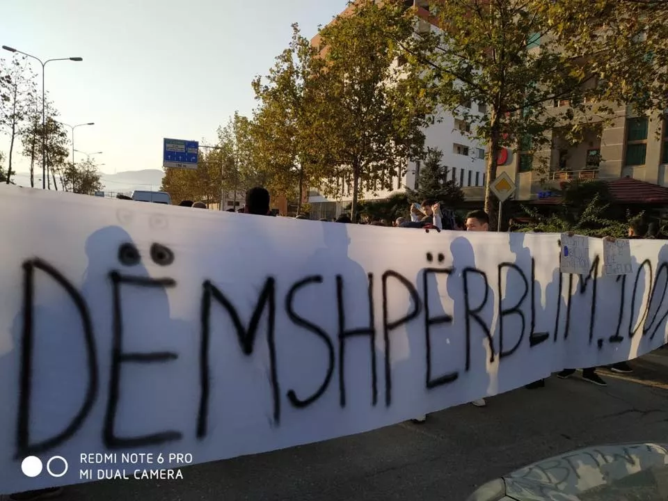 Protestoni, por mund edhe të (e)migroni!
