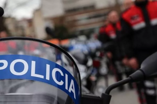 A mund t'i besohet një policie që shantazhon dëshmitarët e një krimi?