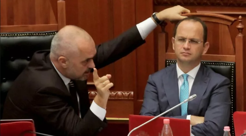 Telefonatë  “dashurie”  me Athinën