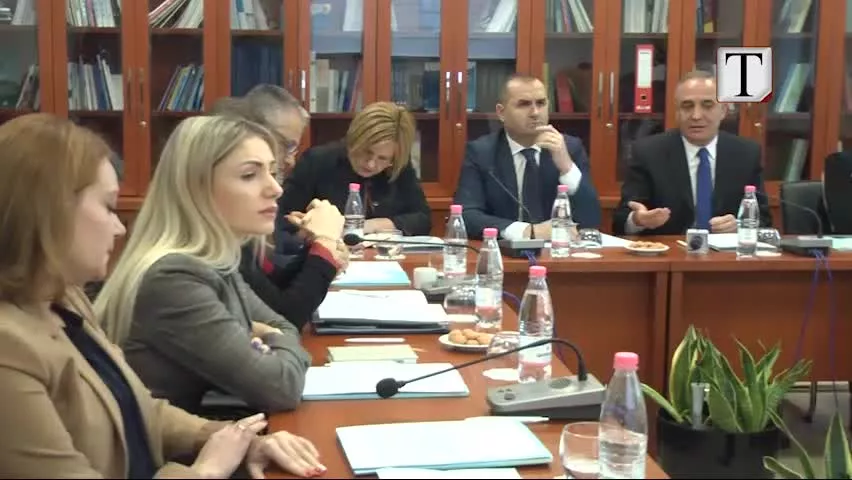 Shpifja(pretendimi) në përpjestim të drejtë me mungesën e informimit nga institucionet publike