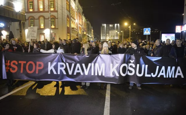 Ngrihen edhe serbët, protestë masive kundër Vuçiç