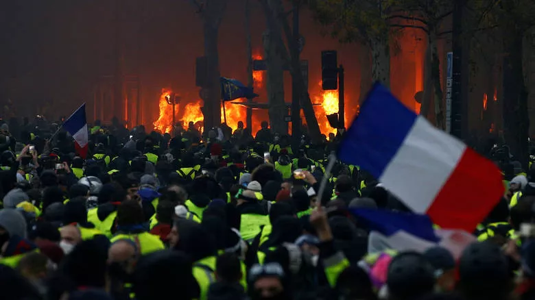Parisi në flakë nga protestat antiqeveritare (Video)