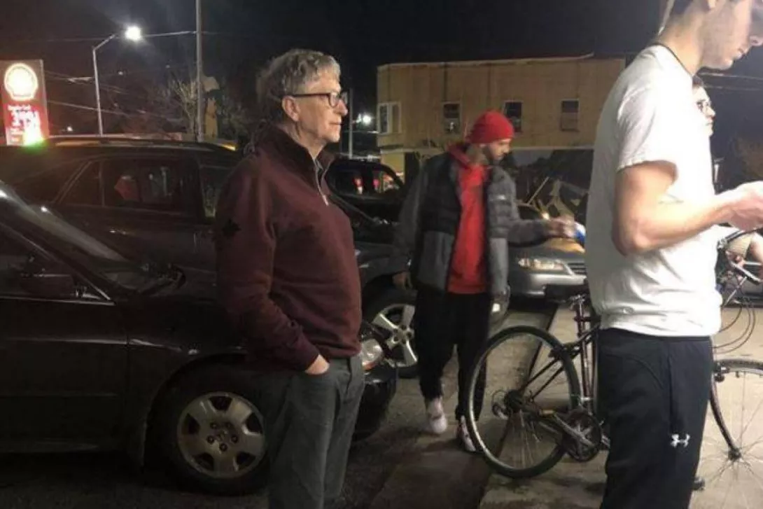 Bill Gates, miliarderi që pret radhën