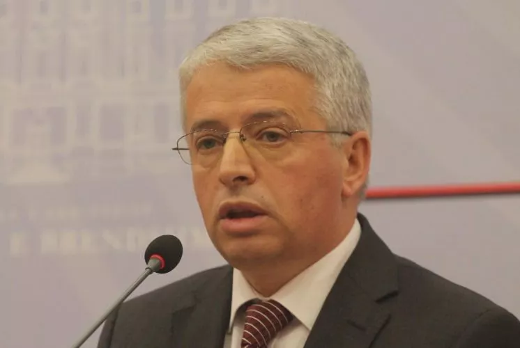 Kush do ta mësojë të flasë ministrin e Brendshëm?