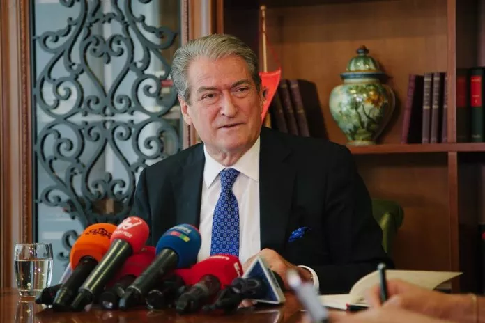 Tallavaja kushtetuese/Në një faqe firmos kryeministri Edvin, në tjetrën ministër Edveri