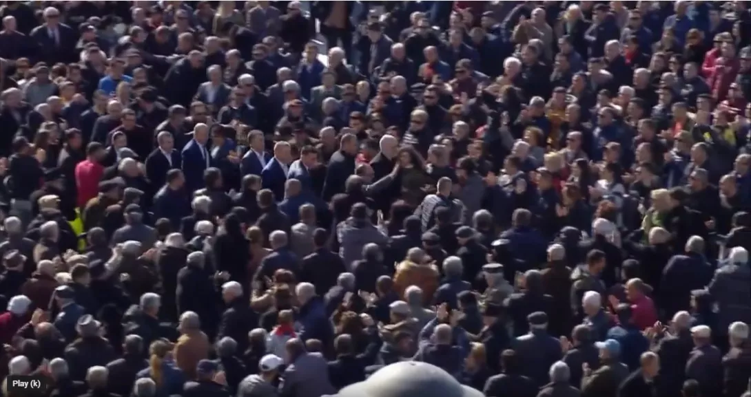 Rama alla Erdogan, shton truprojat dhe shkrihet me popullin (Video)