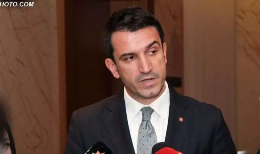 Zëri i trashë i Lali Erit