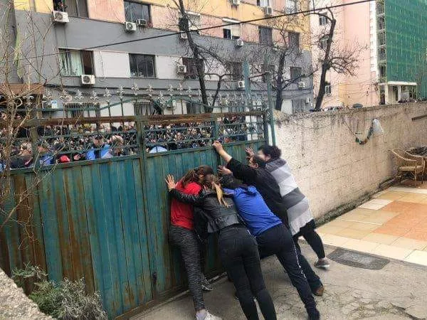 Fotolajm/Duke mbrojtur shtëpinë