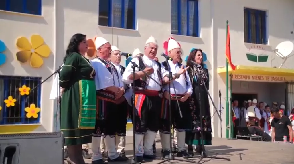 Video/Lebërit mbajnë lart traditën. I ngrenë këngë Erjon Veliajt