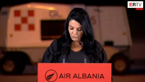 Pse ju ndodh gjithmonë kështu Belinda? Koha të zbrisni nga avioni