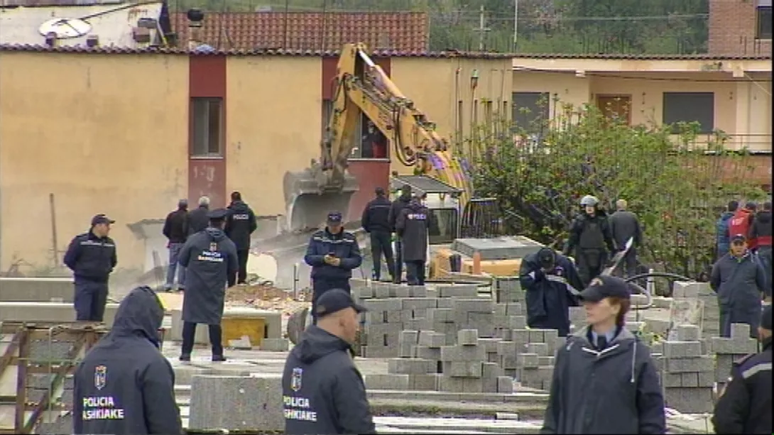 Presidenti kërkon hetimin e policisë për ndërhyrjen me gaz lotsjellës te Bregu i Lumit