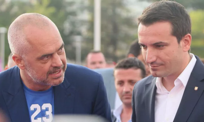 Tipike e këtyre të dyve/Hiqen natën shkronjat e ballinës në Teatrin Kombëtar...