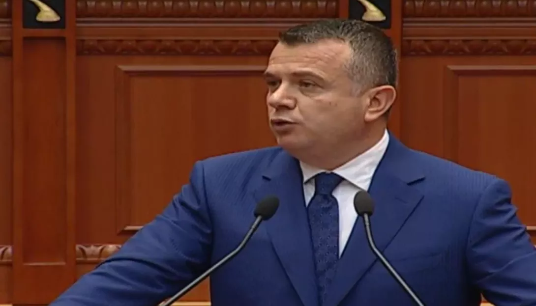 Partia Socialiste nuk i njeh zonat e influencës. Pas "kur do flasim" në skenë del vokalisti i tensionit