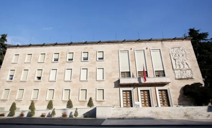 Qeveria u ndalon përkohësisht bashkive të drejtën e prokurimit publik